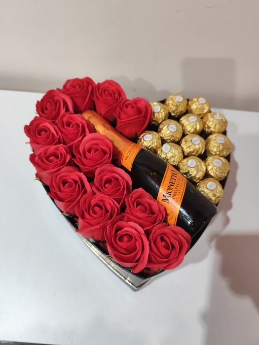 Cutie cu trandafiri,proseco și ferrero Rocher