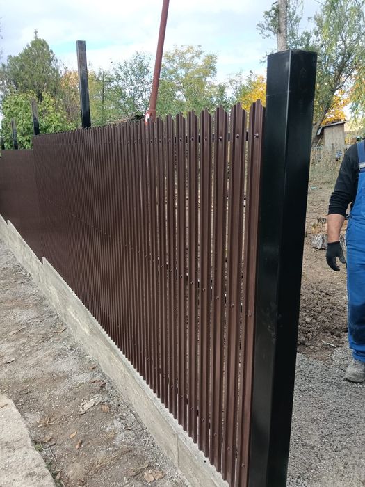 Montaj gard din plăci de beton ,plasa bordurata, sipca metalica