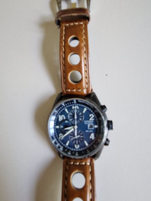 Часы Citizen Eco Drive.