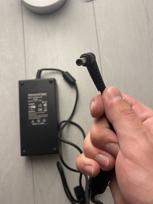 Incarcator Laptop 100-240V ~ 2.4A 50/60Hz