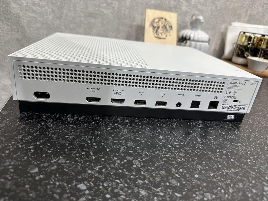 Продам XBOX ONE S 1Tr 2 геймпада