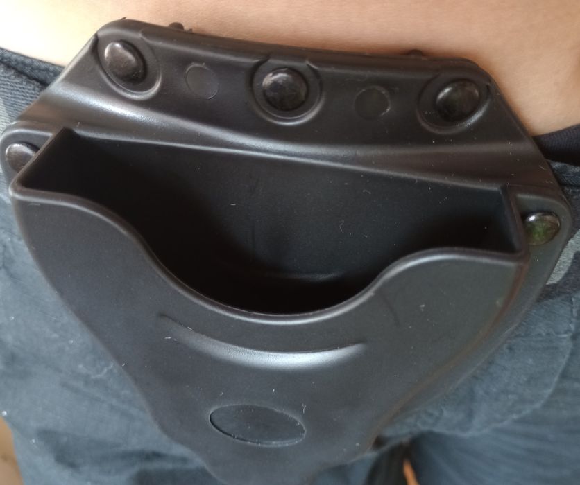 Здрав и удобен  за белезници – сигурност на една ръка разстояние!