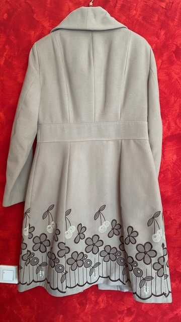 Palton lung bej cu flori marime 44