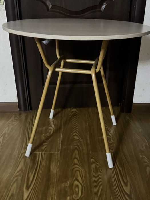 Стулья и столы.