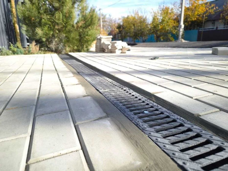 Продаются водоотводный лоток и чугунная водоприёмная решётка Gidrolica