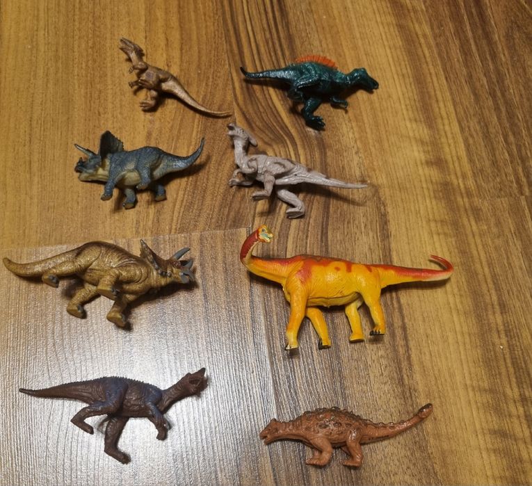 Dinozauri mari și mici