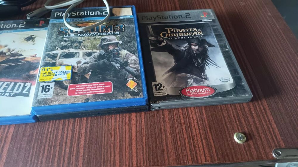 Продавам пълен комплект PlayStation 2  в рядък сребърен цвят Satin Silver  модел SCPH-90004 последната и най надеждна версия с вградено захранване