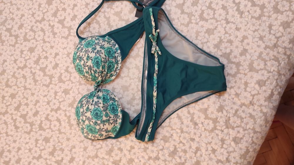 Бански костюм от две части.