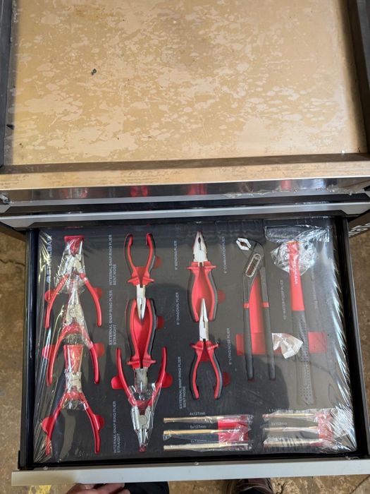 Dulap cu scule cu livrare in toata tara