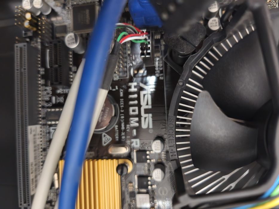 Vand o unitate incompleta si un laptop Lenovo