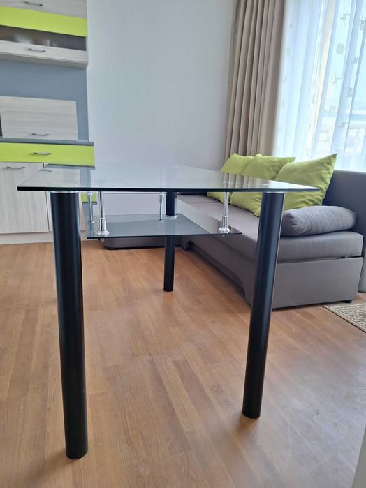 Трапезна маса със стъклен плот