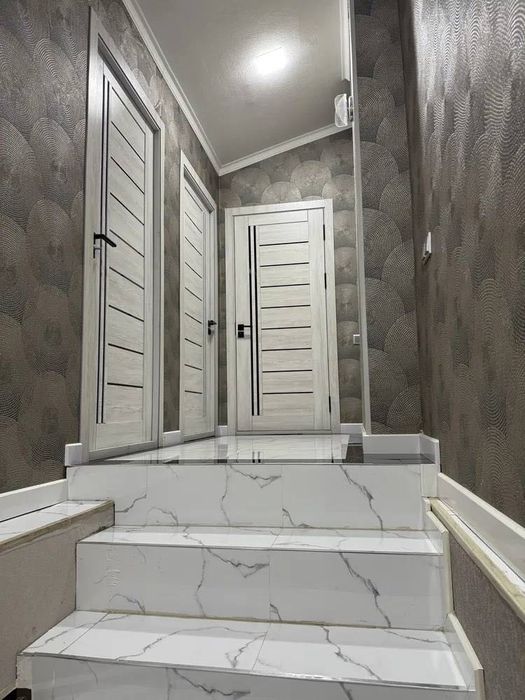 4-х комнатная квартира. Две комнаты на 1 этаже и две на мансарде AU