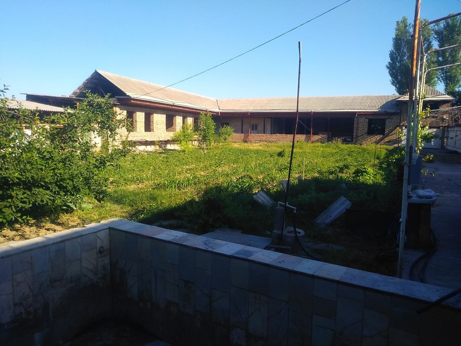 O'rtachirchiq tumani Qorasuvda uchastka xovli sotiladi