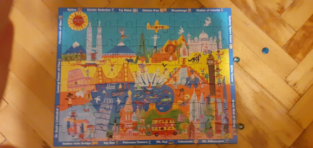 Английски пъзел със световни забележителности, в кръгла кутия
