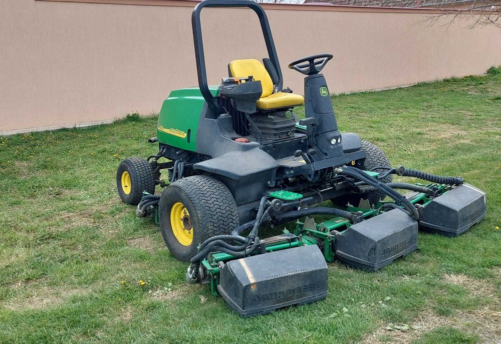 Tractoras pentru gazon  John Deere  3235C