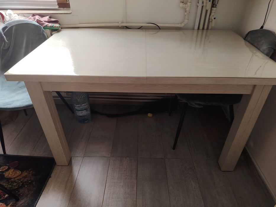 Masa bucătărie și măsuța cafea