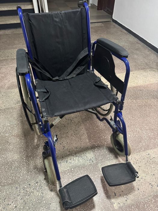 Cărucior cu rotile / fotoliu rulant pentru persoane cu dizabilități