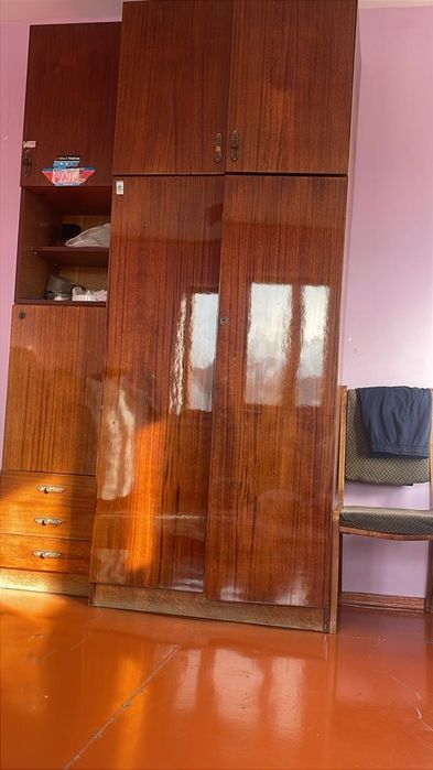 Трюмо с зеркалом, и шефоньер