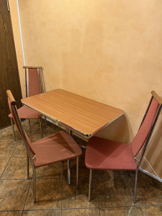 Masa de bucatarie si 3 scaune tapitate