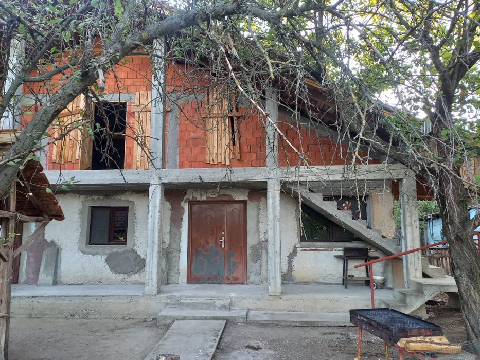 Vănd casă plus teren