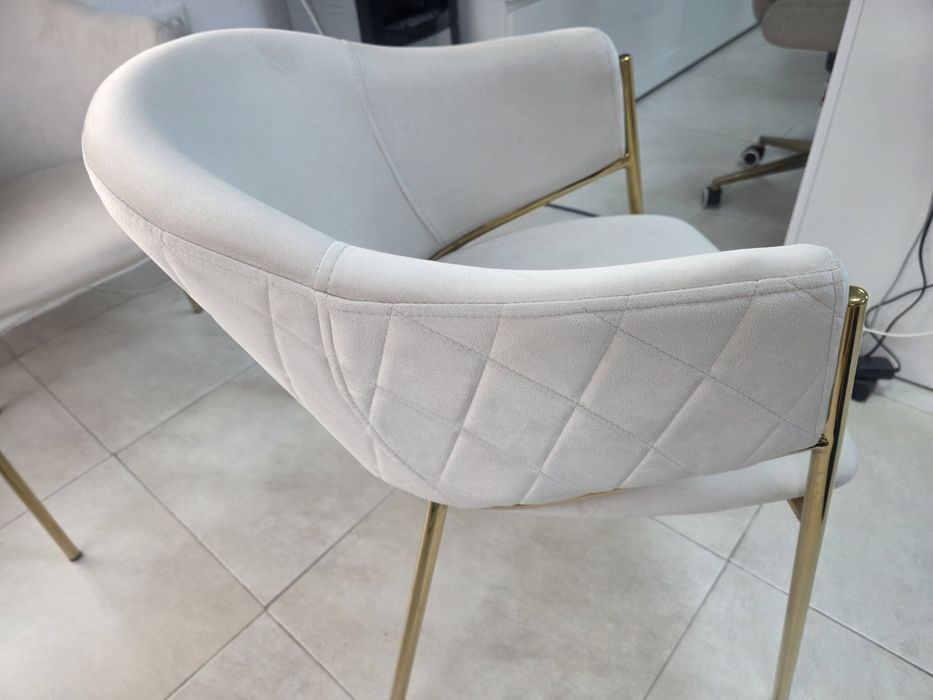 Помощна масичка и трапезен стол