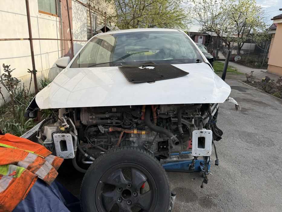 Farurii Hyundai ioniq masina este intreaga