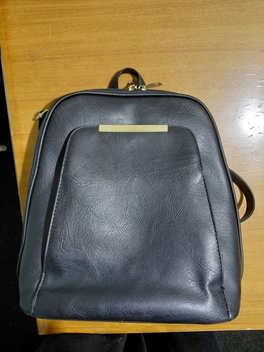 Rucsac & Poșetă 2-în-1 Negru Elegant – Detalii Aurii (Stare Excelentă)