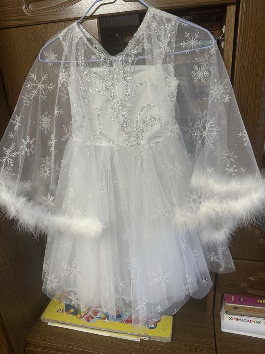 Продам 2 платья, снежинки.