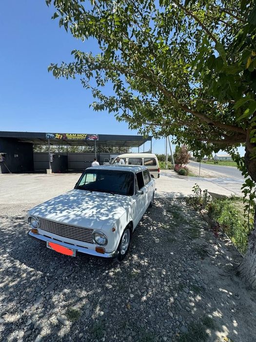 Vaz 21011 sotiladi