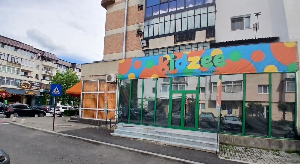 Spațiu comercial 115 m2 utili central vitrina 10 m trifazic rampa acces incarcare marfă spate