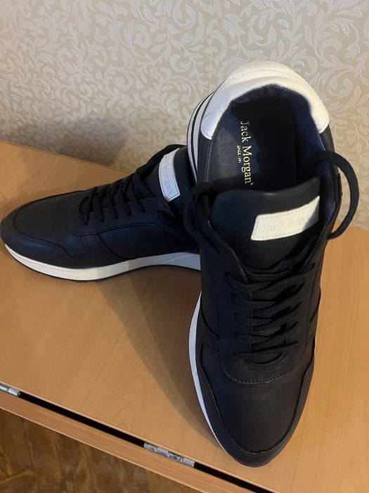 Продам мужские кроссовки