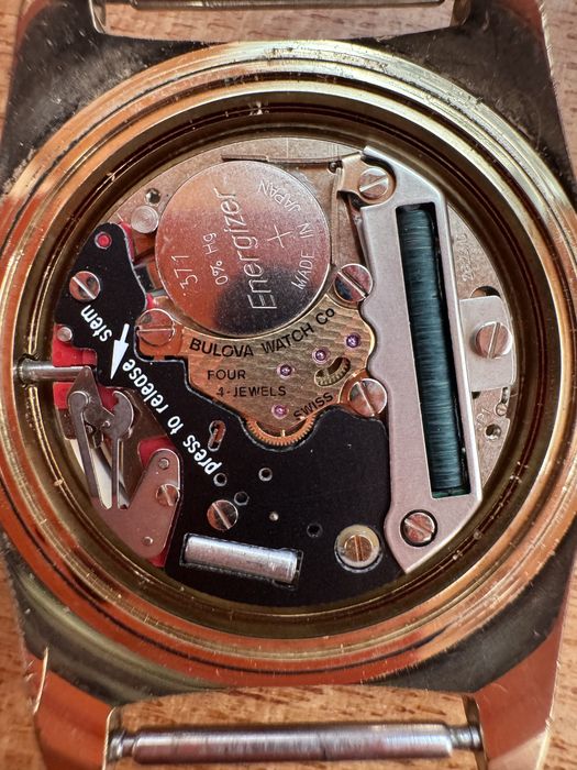 Bulova Accutron 34mm vintage quartz Day Date
