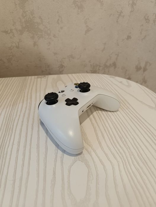 Xbox one s, 6 игр и один джойстик