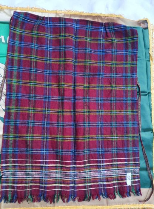 Носия народна престилка