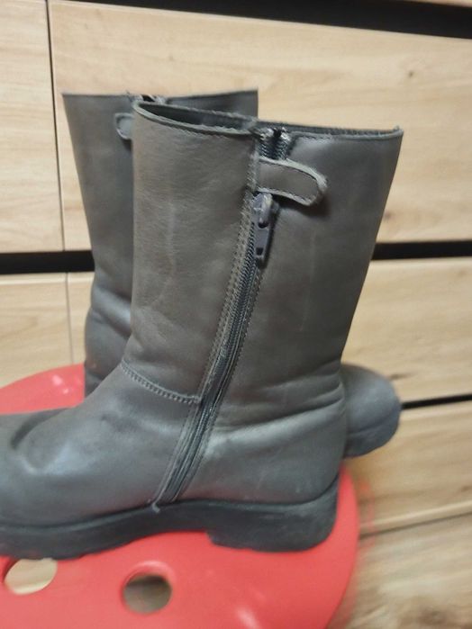 Детски кожени ботуши.