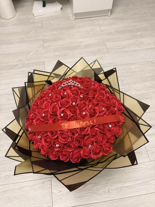 Buchet Valentine s Day cu coronita si mesaj