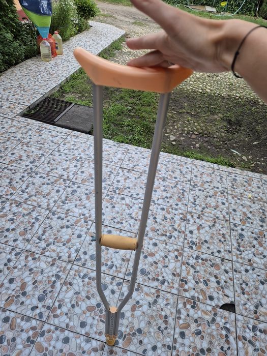 Carja subaxilara si de antebrat reglabila