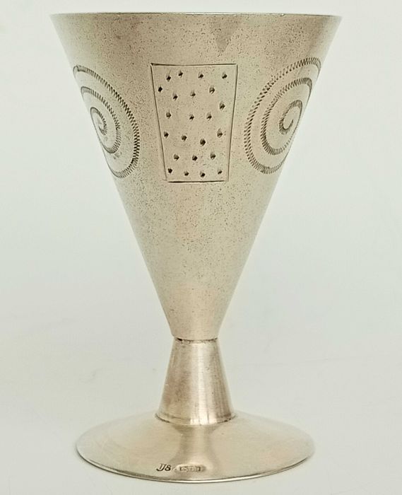 Серебряные рюмки.