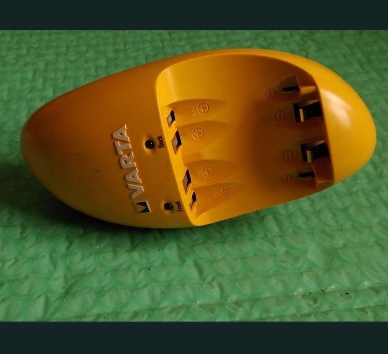 Incarcator universal VARTA, pentru diferite tipuri de baterii /acumulatori.