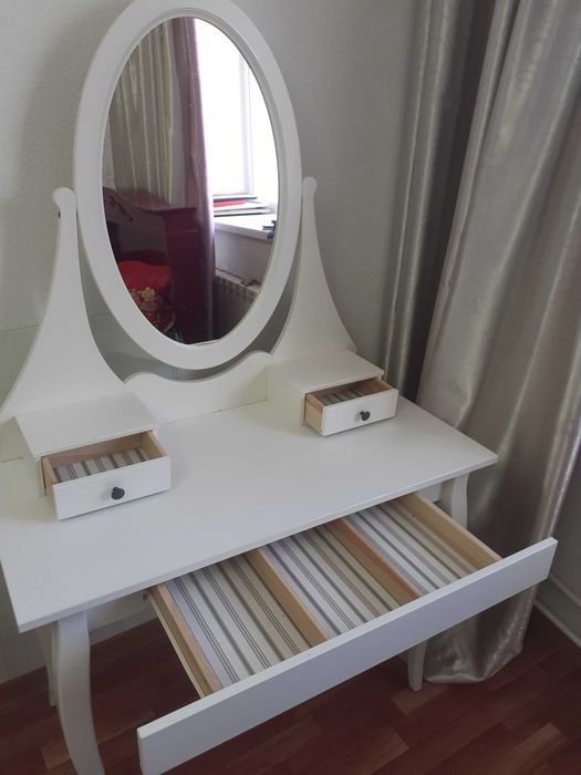 Продам женский столик