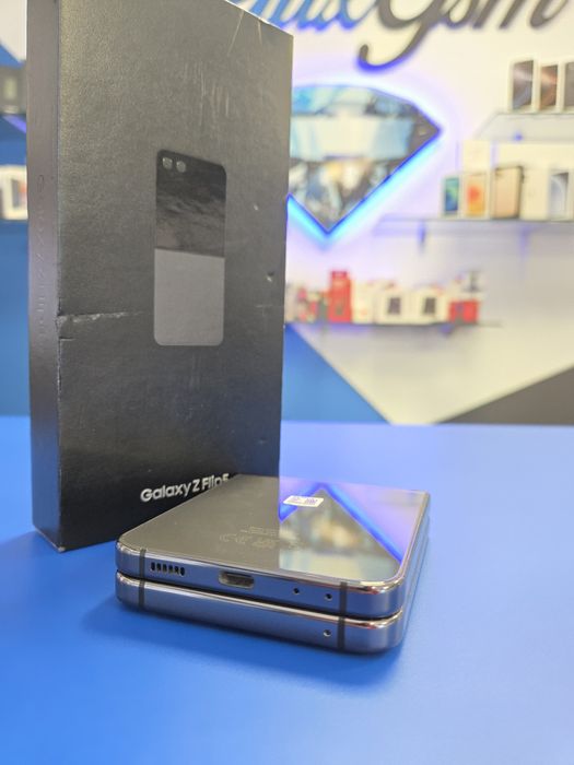 Samsung Z Flip 5 / 256 GB / Black /DeluxGSM