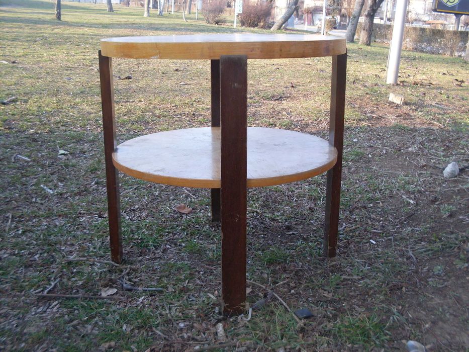 Дървени столове и маса.