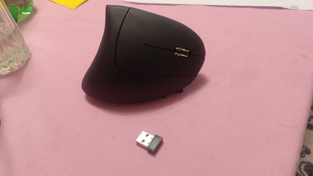 Вертикална ергономична блутут мишка