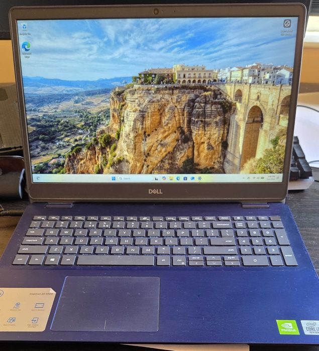 Продавам Dell Inspiron i7-1065G7 15 5000