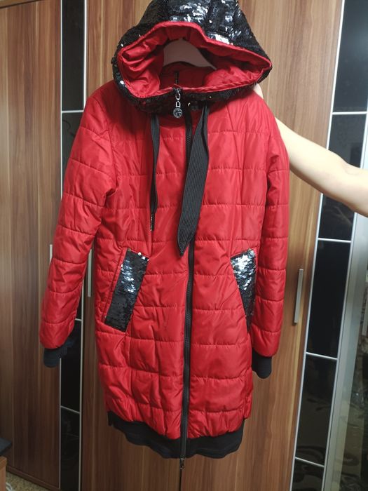 Продам демисезонную куртку для девочки.