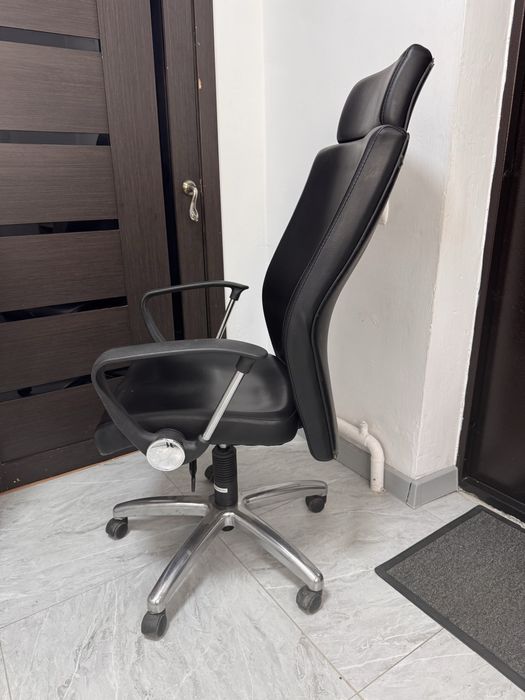 Офисные кресла кожаные 6 штук