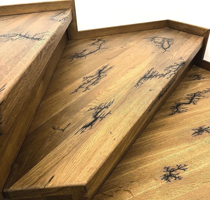 Scări de lemn masiv