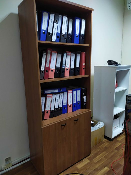 Двухдверный офисный шкаф для документов