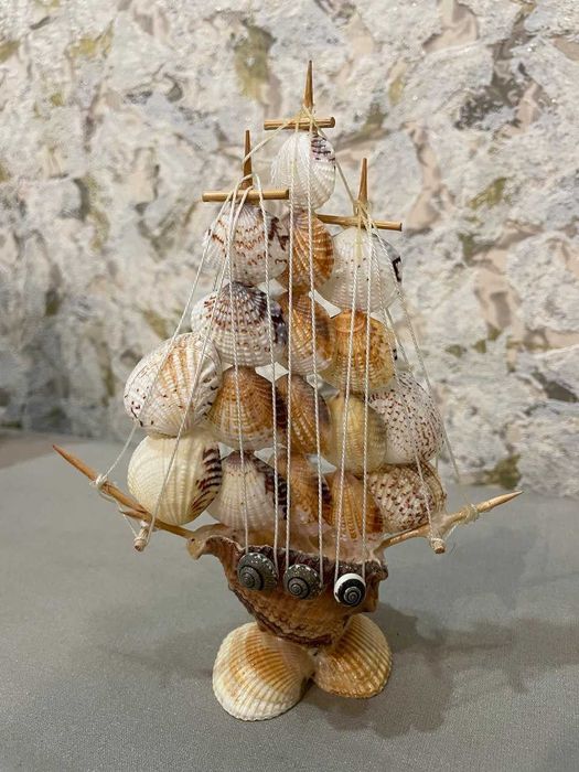 Сувениры (кувшин, парусники, вазочка)