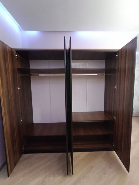 Шкаф с зеркалом.